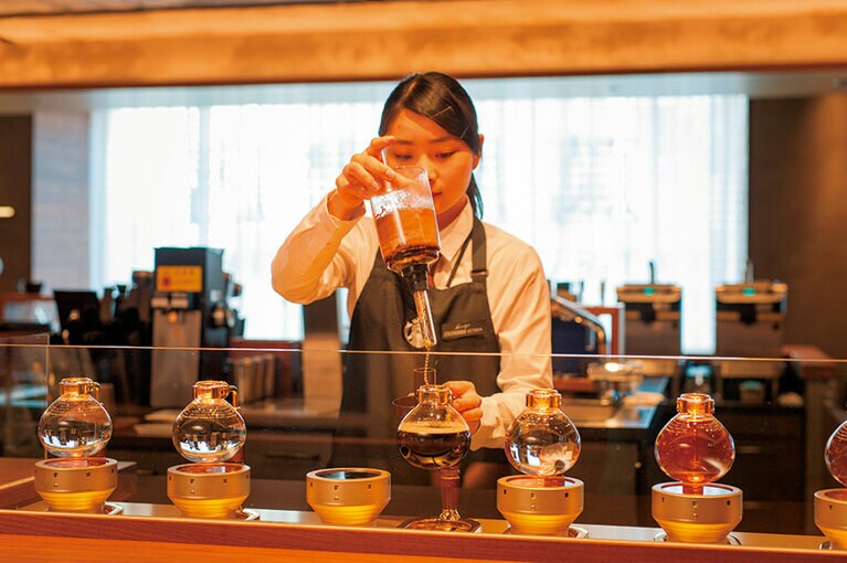 スターバックス リザーブ(R)バーでは、サイフォンで淹れるコーヒー 620円～も提供。
