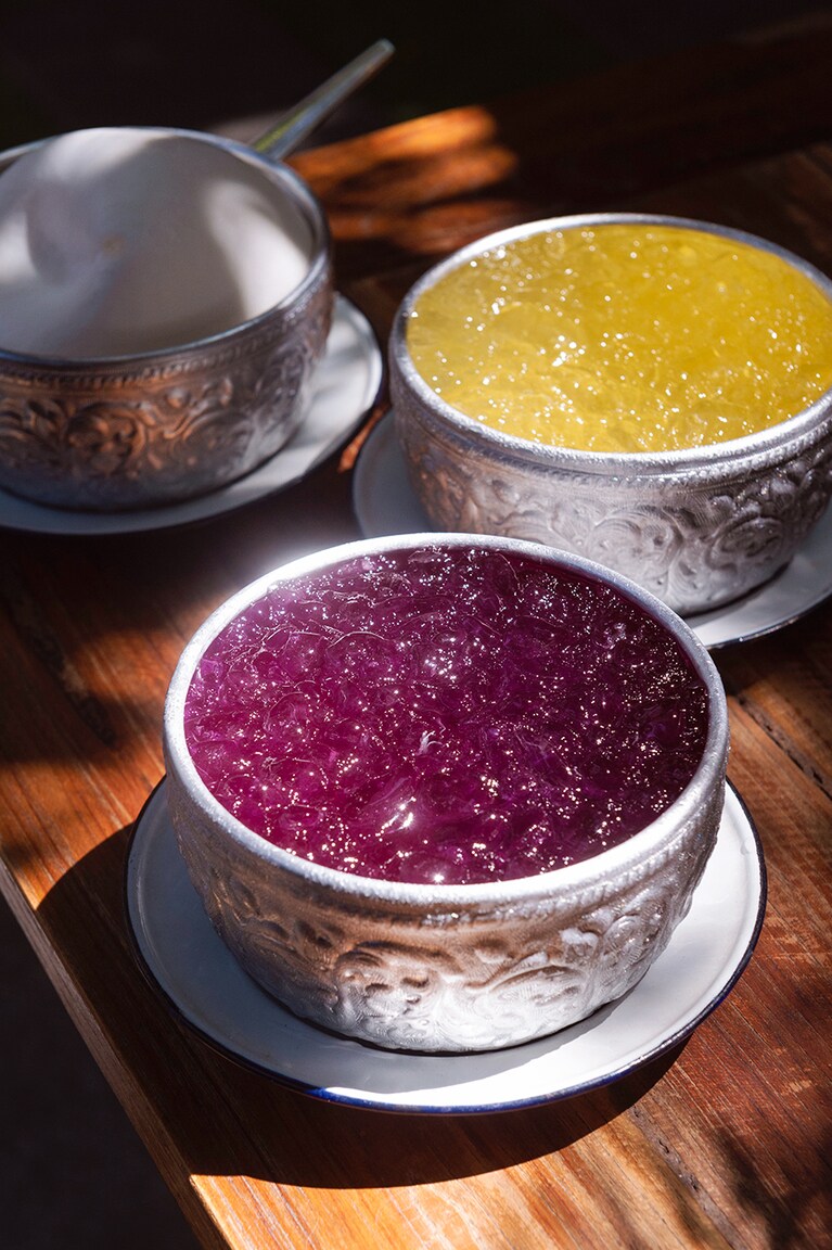 手前から、“パッションフルーツジュース” 60タイバーツ、“菊花茶” 60タイバーツ、“ココナッツジュース” 80タイバーツ。