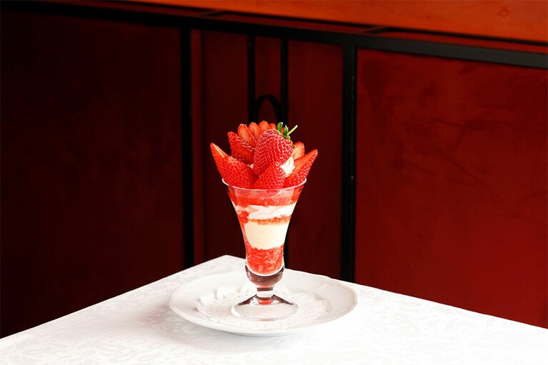 福島県 鏡石農遊園産“ふくはる香”のスペシャルストロベリーパフェ 2,500円(税込)。