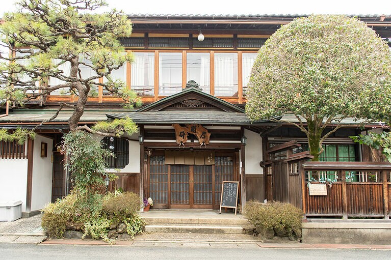 井筒屋旅館は創業明治23年の老舗旅館。1日3組限定の宿として現在も営業をしており、歴史的建造物に実際に宿泊することができる。