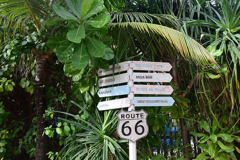 ホテル内の施設案内も、60～70年代テイスト。