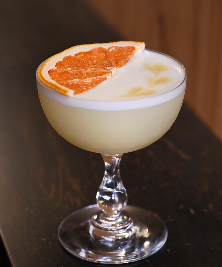 『ウェイバック』1,500円。カクテル名は“帰り道”。家に帰る途中の道で感じた金木犀の香りからイメージしたという。金木犀の花で香りづけしたジンに、ベルモットと柑橘類を合わせてシェイクし、表面にラベンダービターズを数滴。まさに秋の風を感じるカクテル。