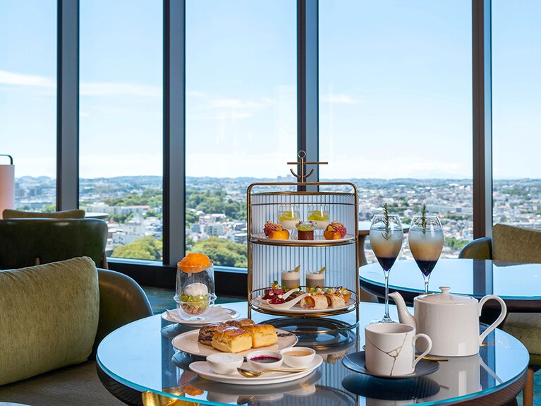 晴れた日には富士山まで望める「ロビーラウンジ」で、優雅にアフタヌーンティーを。平日 7,000円～