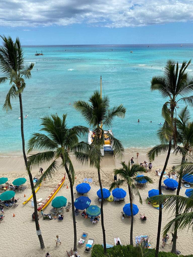 ホテルから眺めるビーチに青いパラソルの花が咲き始めた。