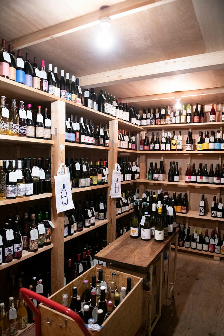 元々はガレージだったところにワインショップが。