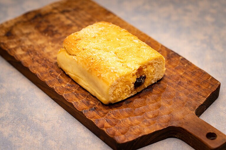 台湾らしい「パイナップルケーキ」も素朴で美味。280円。