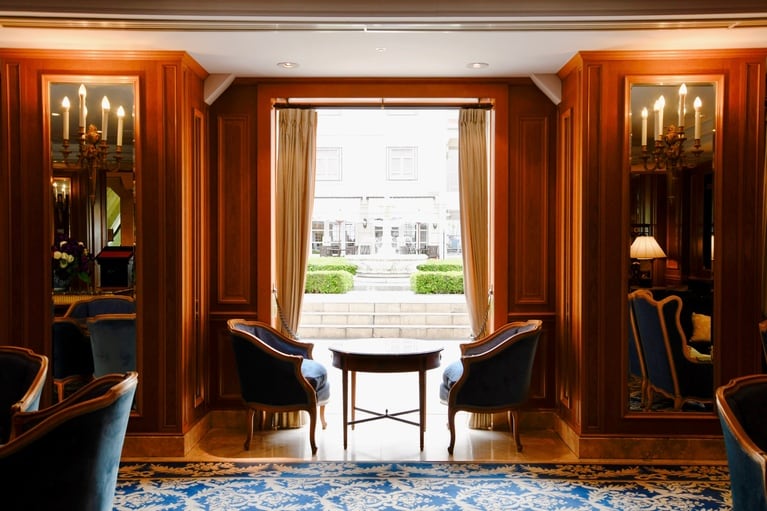 ホテル本館1階「ロビーラウンジ ラ・テラス」の一角。ヨーロッパ調のエレガントな雰囲気の店内で、優雅なひとときが過ごせる。