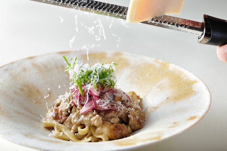 「猪パンチェッタと赤玉ねぎのタリアテッレ」。