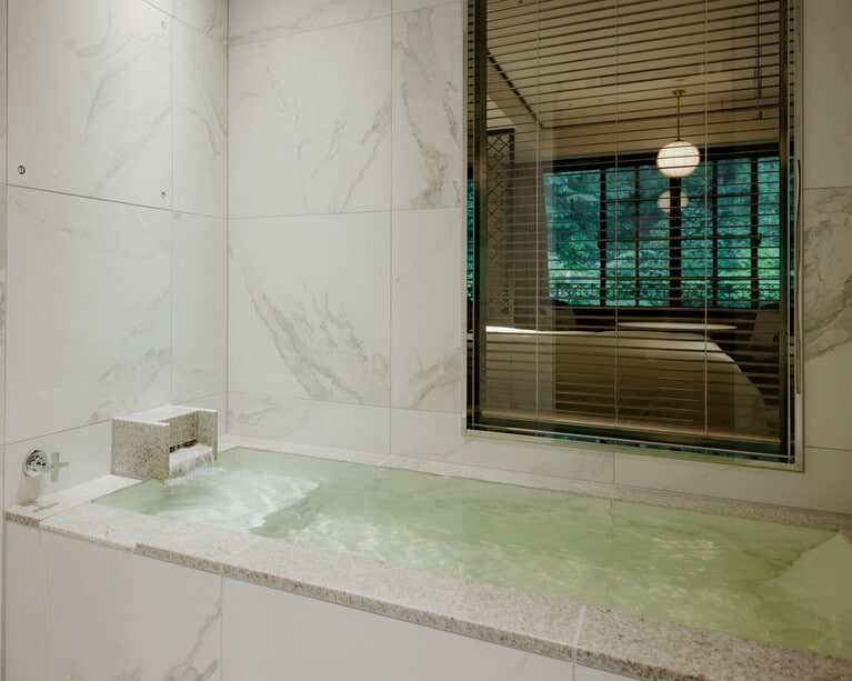 白御影石の清楚な内風呂で心静かに温泉を満喫。