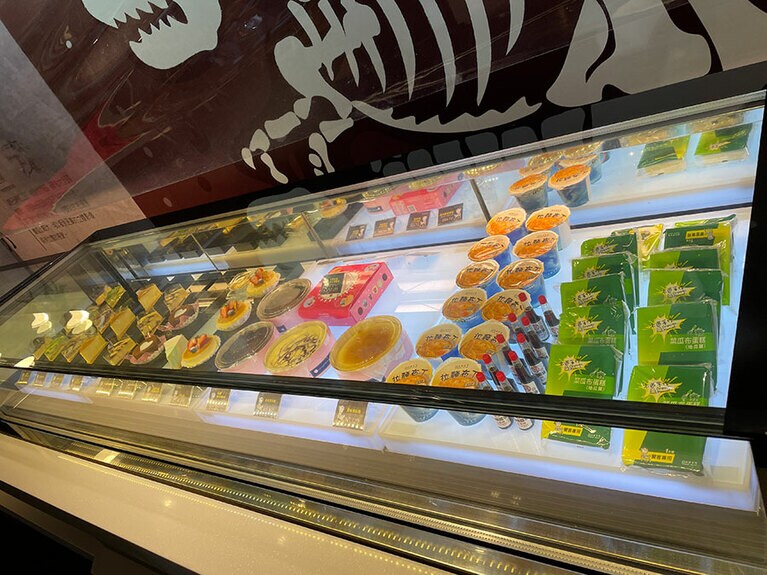 創作ケーキなど、さまざまなスイーツがディスプレイされたショーケース。