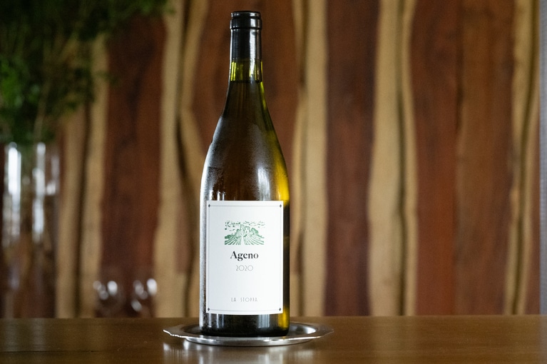 ガレットには自然派オレンジワインをペアリング。イタリアのエミリア＝ロマーニャ州のラ ストッパ「エミリア ビアンコ アジェーノ」。