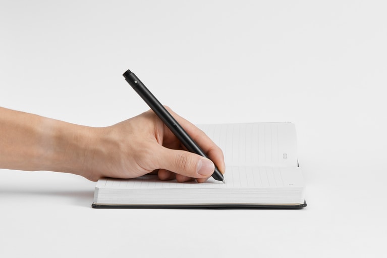 ペンの電源を入れて専用ノートにメモを取ると、リアルタイムで内容がデジタル化される。