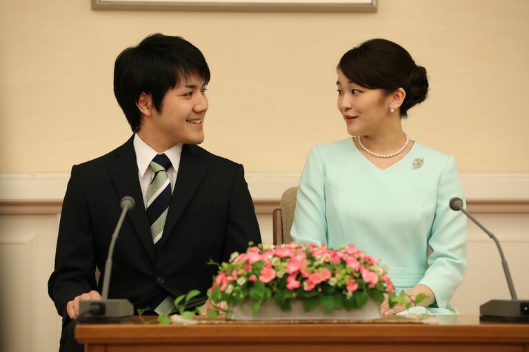 2017年9月3日、婚約内定記者会見での眞子さま（当時）と小室圭さん　©JMPA