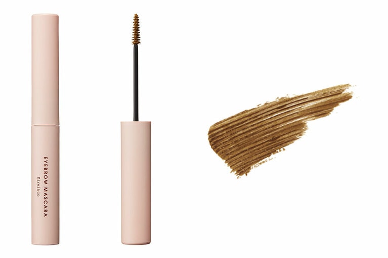 今っぽいカラーが揃うアイブロウマスカラ。汗、水、皮脂に強いウォータープルーフで、にじみにくいフィルムタイプだけど、お湯で簡単に落とせる。5種類の美容液成分(保湿成分)も配合されていて贅沢。Kirei＆co. アイブロウマスカラ マスタードカラーっぽくなる、01イエローブラウン 550円／Nuzzle