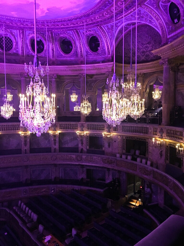 取材時は、ライト演出のリハーサルまっただ中。スペーシーな青と、クラシックな内装とのコントラストが異空間へと誘う。