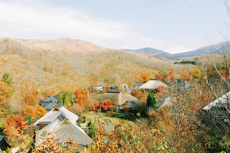 日本の原風景を再現した、10棟の離れからなる宿。四季の移り変わりをつぶさに感じる里山の風景。