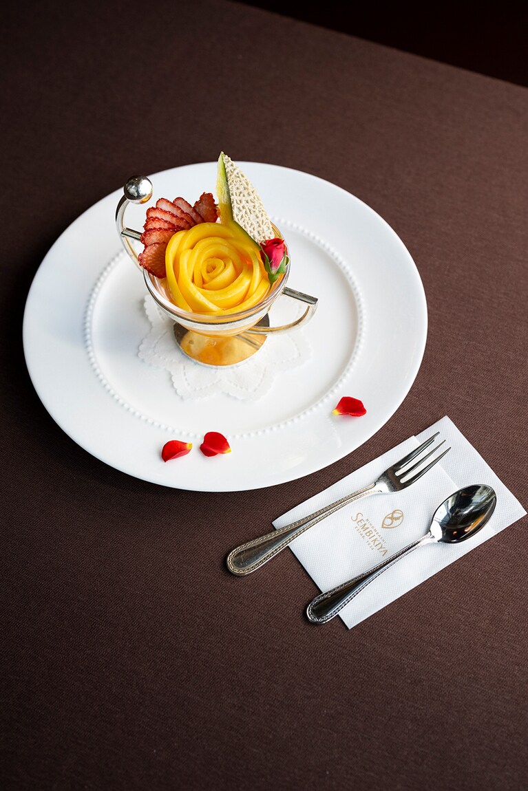 日本橋髙島屋90周年「薔薇香るアニバーサリーフルーツポンチ」(1,925円)は日本橋髙島屋フルーツパーラー店限定商品。