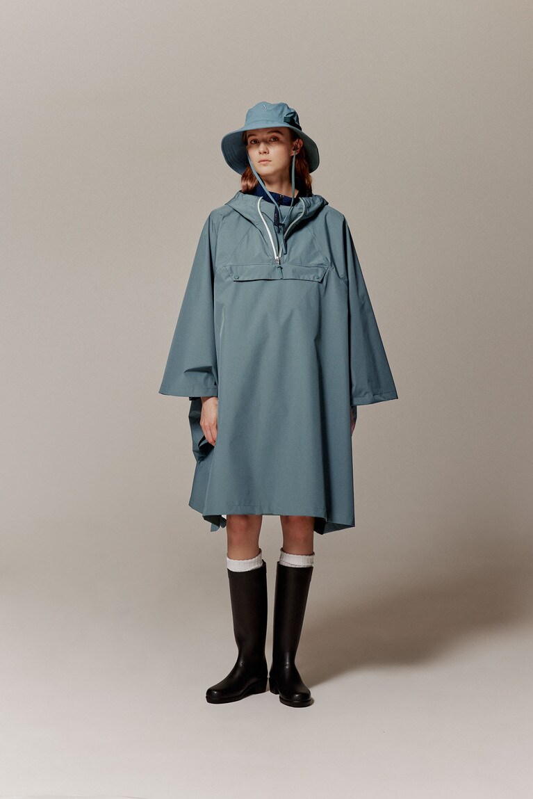 ミリカ（ノワール）31,900円、RainPack ポンチョ（アロエ）37,400円。