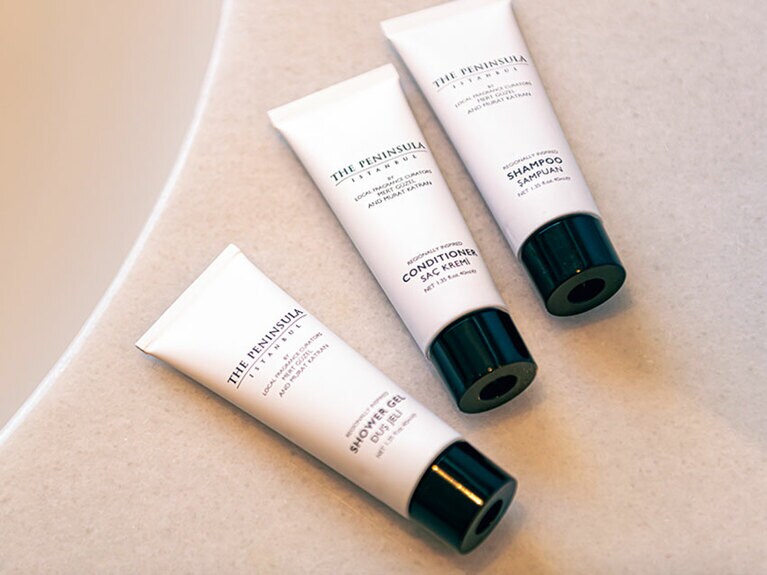 オリジナルアメニティは現地フレグランスキュレーターがこの地だけの香りを調香。容器はリサイクル可能なアルミ素材を使用。