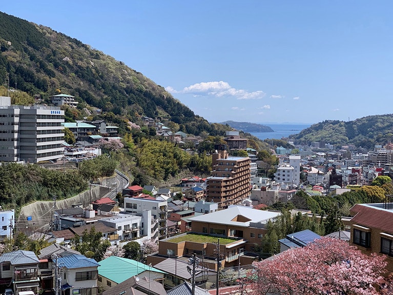 湯河原は海と山に挟まれた谷あいの温泉街だ。