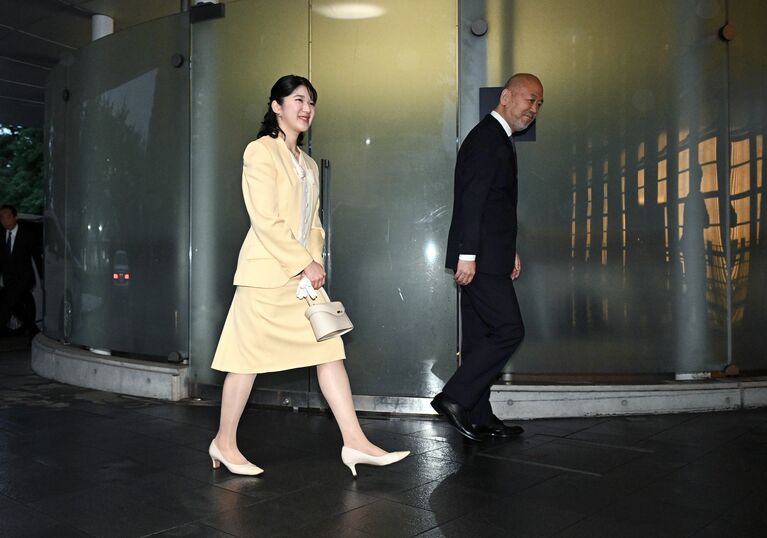 愛子さまは雅子さまから受け継がれたセットアップをお召しに［代表撮影］。デザインは雅子さまのご婚儀に際したローブデコルテを手がけた森英恵氏のもの　©JMPA