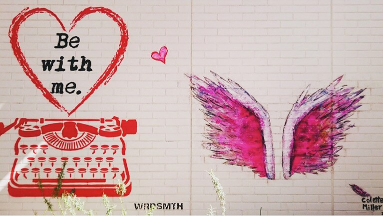 愛と平和の象徴である「天使の羽」の壁画で世界をハッピーにするアートプロジェクト“Global Angel Wings Project(グローバル・エンジェルウィングス・プロジェクト)”。 マリン・アンド・ウォーク・ヨコハマには、日本初上陸、ワードスミスの「天使の羽」の壁画がある。