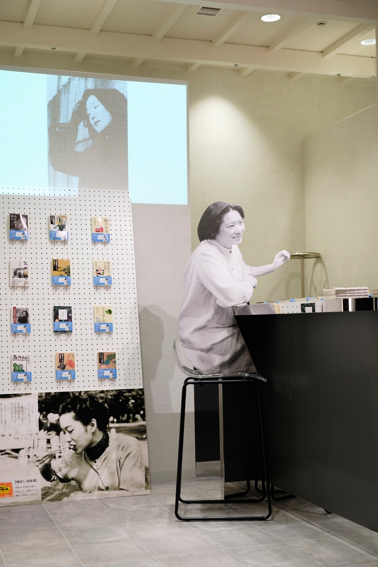 向田さんの文庫本も多数販売。