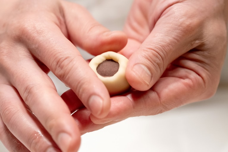 芯になる餡を煉切（ねりきり）で包む。