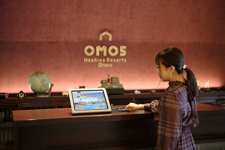 受付カウンターにはタブレットが備えられ、自動で素早くチェックインできるのがうれしい。