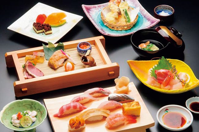 日本海直送の魚を味わえる寿司カウンター。