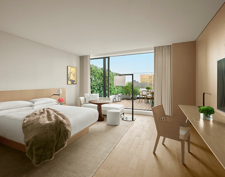 緑を配したテラスの向こうに高層階の眺望が広がる客室「スタジオテラス」。