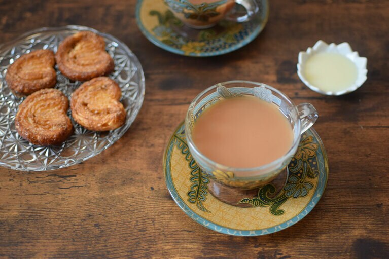 濃いめの紅茶に練乳を加える。1杯分で大さじ1が目安。