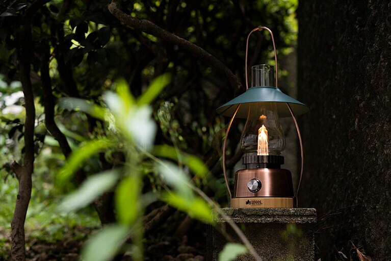 Bamboo ゆらめき・クラシコロッジランタン　蓄電用USBケーブル付属。USB出力ポート装備。明るさ／283ルーメン。常用点灯時間／強：27時間、弱：400時間。直径18.5×高さ36cm。12,800円。