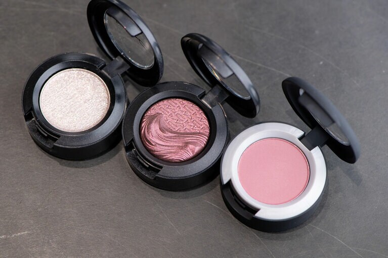 左から：ダズルシャドウ/シー スパークルズ 3,850円、エクストラ ディメンション アイシャドウ/リッチ コア3,850円、パウダー キス アイシャドウ/ライプンド 3,850円、(アイテムは全てM·A·C、以下同様)