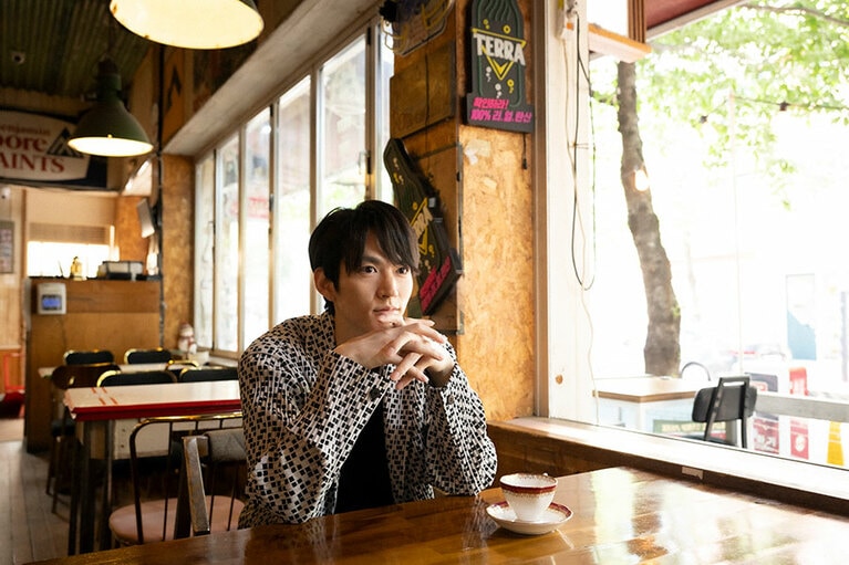 和田さんが座っているのは、劇中でヴィンチェンツォが座っていた窓際の座席。