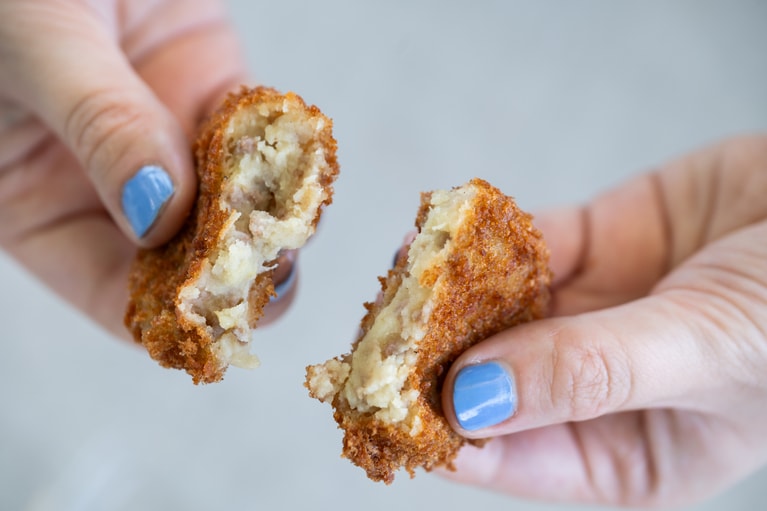 「葉山旭屋牛肉店」の葉山コロッケ。