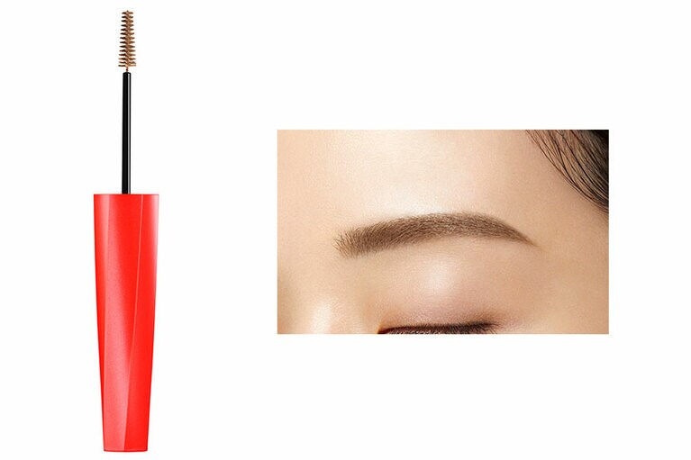 長さがたった13.3mm、最短の直径が3mmという小さいブラシは、眉毛だけに塗るのに小回りがきいてとても塗りやすい。周りの肌についちゃう、ということもなく、塗る時に1、2度毛流れに逆らって塗る(そうすると色がより出やすい)のもやりやすい。アッシュブラウンは、明るい髪の色になじんで軽やかな印象に。デジャヴュ アイブロウカラー アッシュブラウン 800円／イミュ