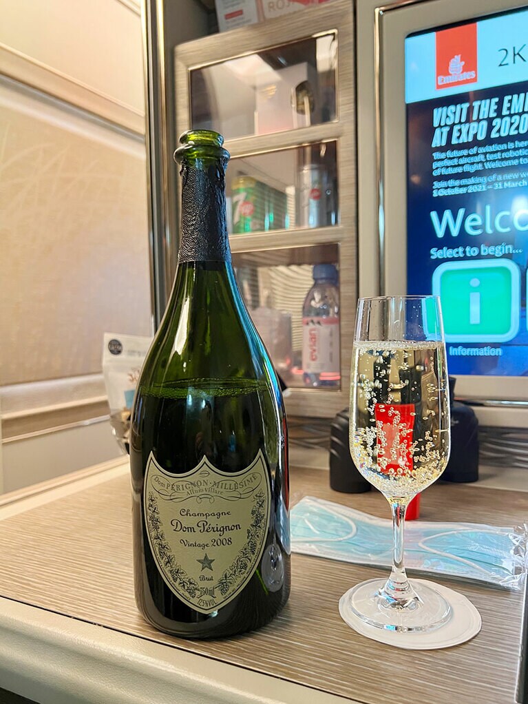 離陸前のウエルカムドリンクから「ドン・ペリニヨン」。航空会社によっては高級シャンパンを離陸後に開けることがあるが、エミレーツ航空は太っ腹だ！