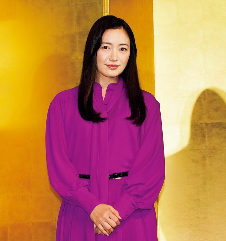 井上真央主演のドラマ『明日の約束』（2017）で“毒母”を演じた仲間由紀恵。不可解な死を遂げた男子生徒の母親は、息子を愛しすぎて異常なプレッシャーを与え続けた存在だった。