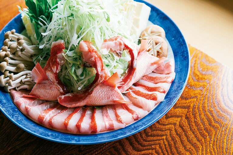 「金目鯛のしゃぶしゃぶ」7,500円(写真、2名分)と「刺身盛り合わせ」5,400円～を注文するのがお約束。