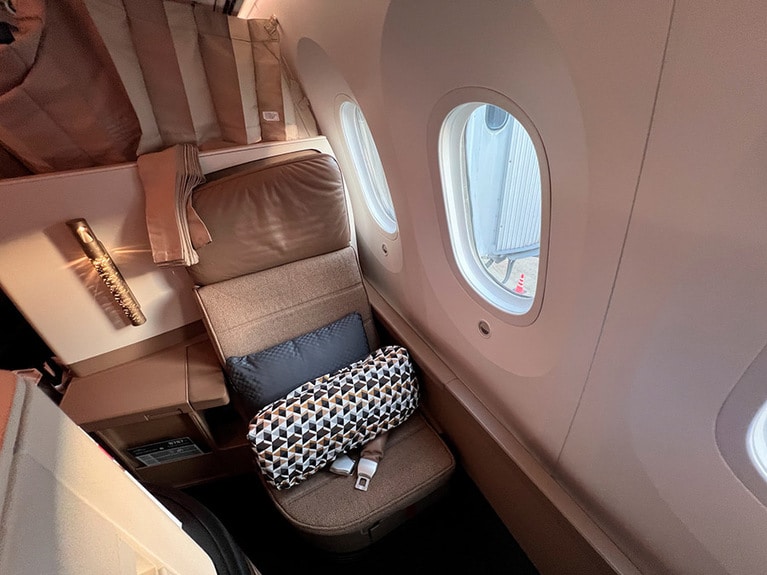 前から見たシート。クッションと背もたれの横のライトの模様は、UAEの伝統的なもの。