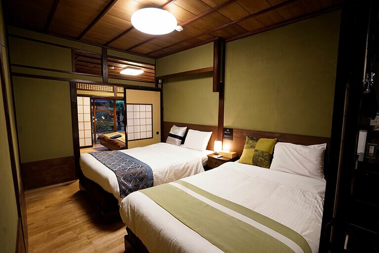 ツインベッドの部屋。ふたつのベッドルームはふすまで仕切られている。