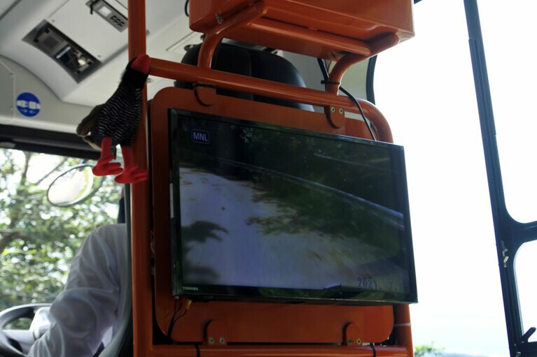 大きな車窓や車外カメラからも森の様子をウォッチング。