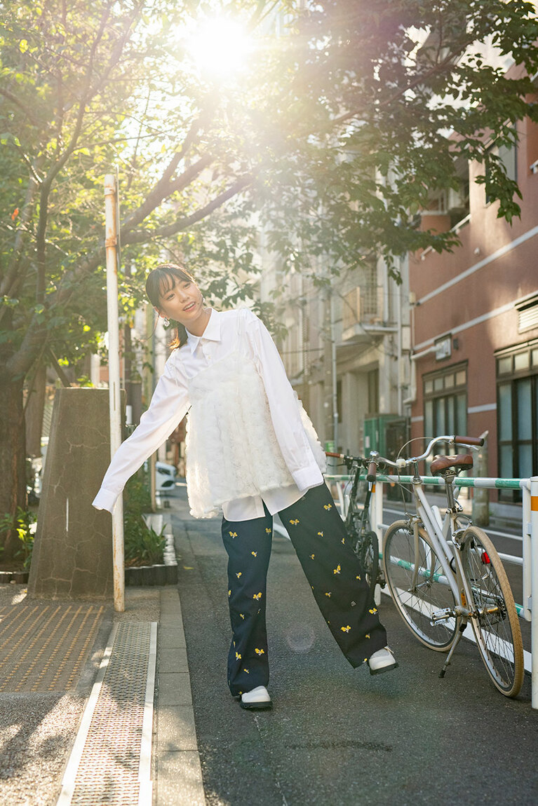 「何はともあれお酒を買って帰ります」と中井友望さん／撮影 文藝春秋