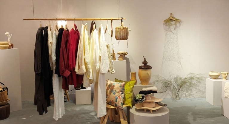 シンプルながらも個性的なデザインの服。