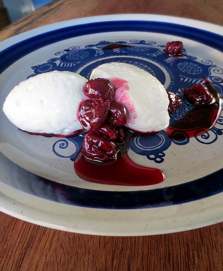 イートインの「クレームダンジュ」400円。グリオットのソースで。