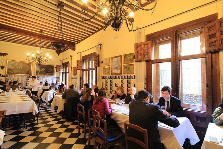 ゴンザレス一家の住まいを改装した2階のダイニング。隣の長テーブルでは、品のいい親子三代の大家族が食事を楽しんでいた。