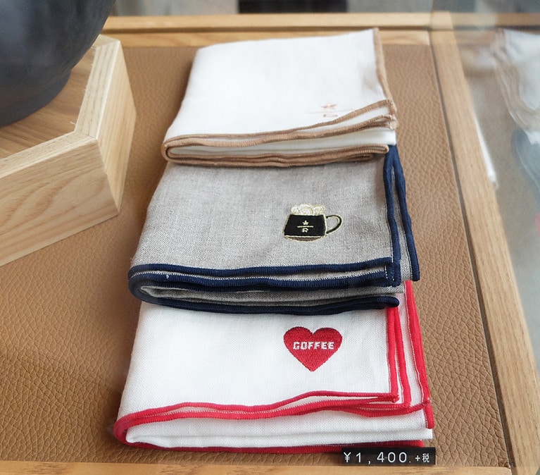 「ワンポイントの刺しゅうがかわいいハンカチ」1,400円。