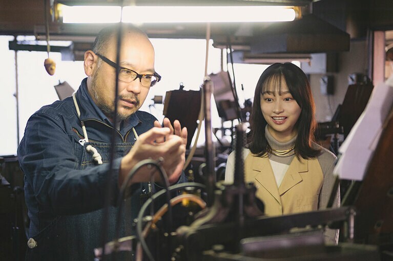 金属活字の説明をする佐々木さんと影山さん。