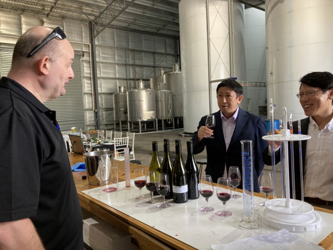 ジョン氏とバイヤーが現地で最終調整。